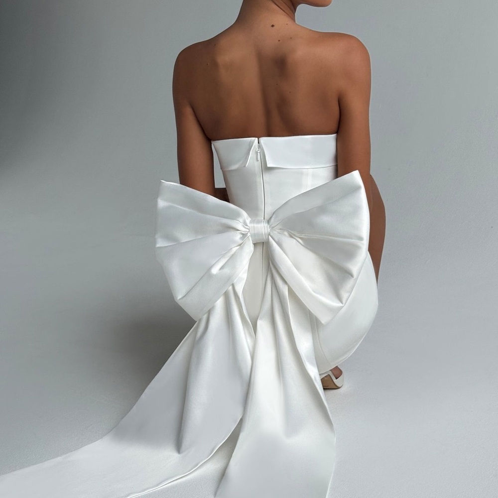 Chic Strapless White Dress with Oversized Bow